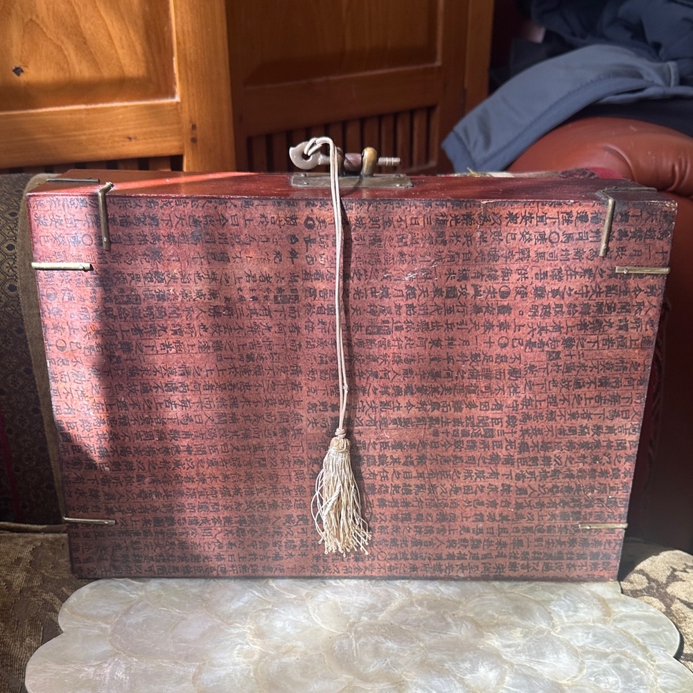 Vintage Red Lacquered Chinese Document Box with brass fittings - Picture 16 of 16